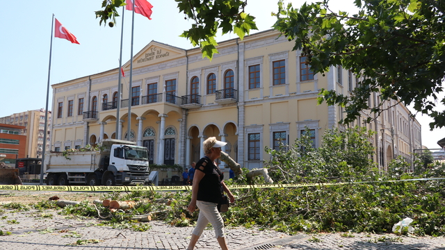 İzmir'de tarihi Kemeraltı Çarşısı girişindeki asırlık çınar devrildi