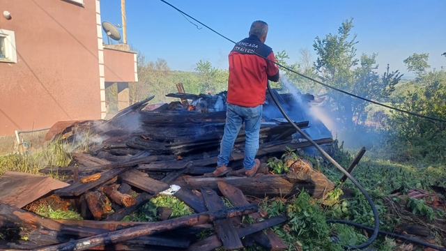 Bolu'da çıkan yangında odunluk kullanılamaz hale geldi