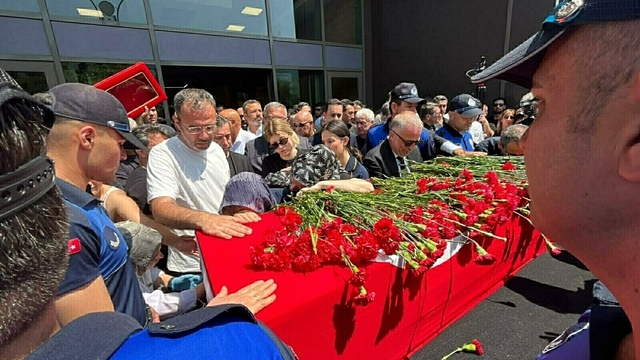 Ferdi Zeyrek için belediye önünde tören (2)