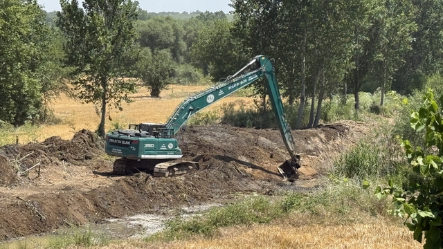 Çan'da Etili Deresi'ndeki dip temizliği yapılıyor