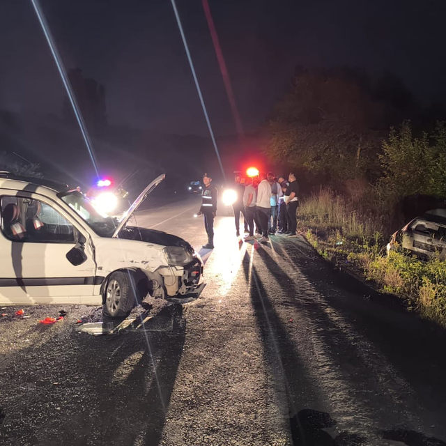 Bartın'da otomobil ile hafif ticari araç çarpıştı, 8 kişi yaralandı