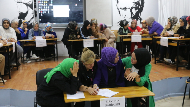 Tokat'ta veliler çocuklarının eğitim gördüğü okulda bilgi yarışmasına katıldı