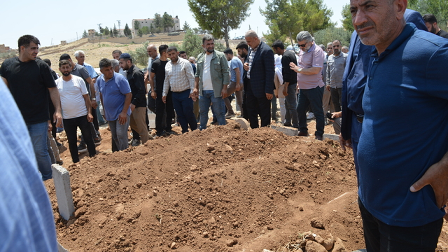 İzmir'de kazada ölen 3 kardeş, Mardin'de yan yana toprağa verildi