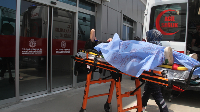 Konya'da devrilen otomobildeki 4 kişi yaralandı