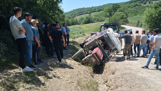Havza'da traktör ile otomobil çarpışması sonucu 3 kişi yaralandı