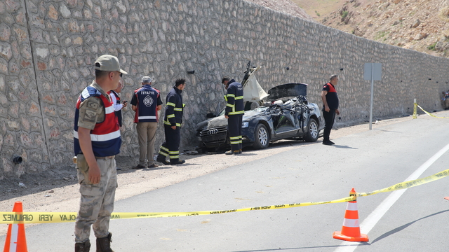 Siirt'te otomobil ile kamyonun çarpıştığı kazada 1 kişi öldü, 4 kişi yaralandı