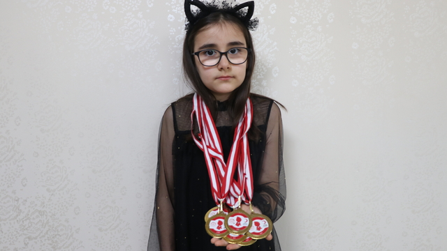 Yakınlarını kan bağışında bulunmaya ikna eden Zeynep'e Türk Kızılaydan 7 madalya