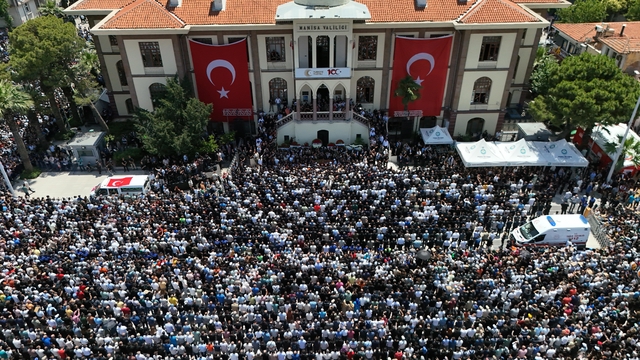 Manisa Büyükşehir Belediye Başkanı Zeyrek için belediye önünde tören düzenlendi