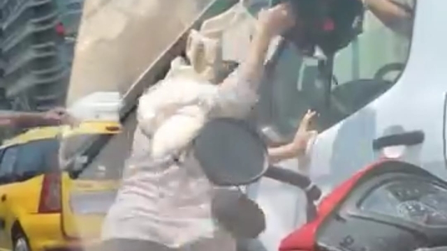 Trafikte sıkıştırdığını iddia ettiği kamyon şoförüne kaskıyla vurmaya çalıştı