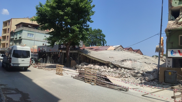 Edirne'de yıkımı gerçekleştirilen binanın çökmesi nedeniyle bitişiğindeki 2 yapı zarar gördü