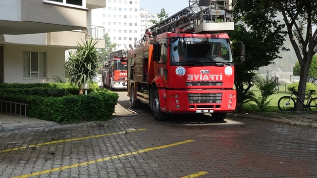 Antalya'da bir apartman dairesinde çıkan yangın hasara neden oldu