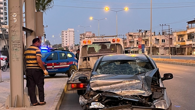 Mersin'de üst geçide çarpan otomobildeki 6 kişi yaralandı