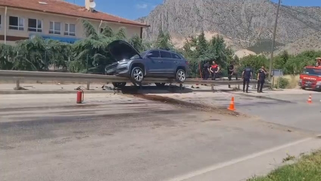 Otomobil, bariyere asılı kaldı: 1 yaralı