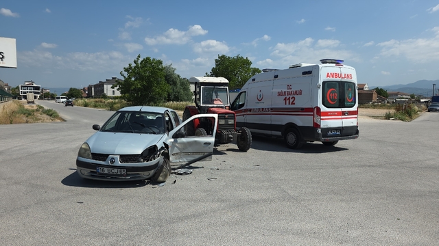Bursa'da otomobille traktörün çarpıştığı kazada 1 kişi yaralandı