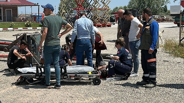 Bayrak asmak için çıktıkları vinç devrildi; 2 işçi yaralı