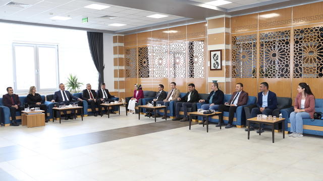 Bitlis Eren Üniversitesi Rektörü Elmastaş, unvan alan ve atanan personelle buluştu