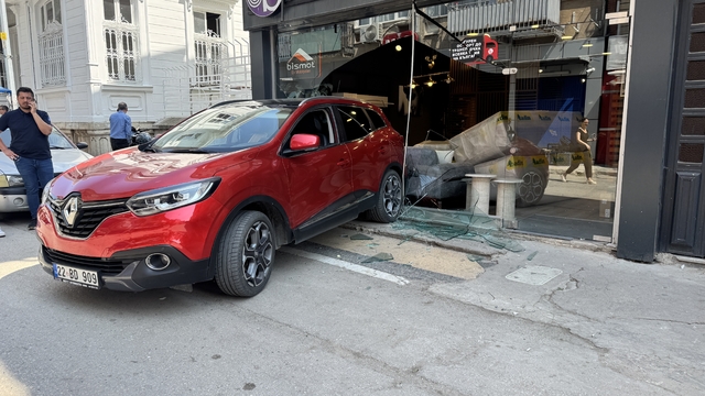 Edirne'de geri viteste bırakılan park halindeki otomobil mobilya dükkanına çarptı