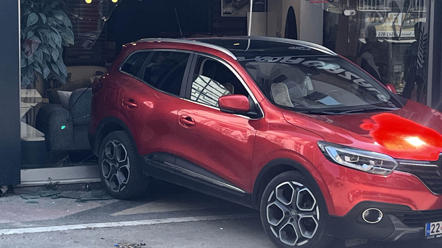 Sürücüsünün geri viteste unuttuğu otomobil, mobilya mağazasına girdi