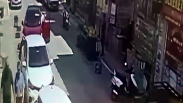 Sürücüsünün geri viteste unuttuğu otomobil, mobilya mağazasına girdi (2)