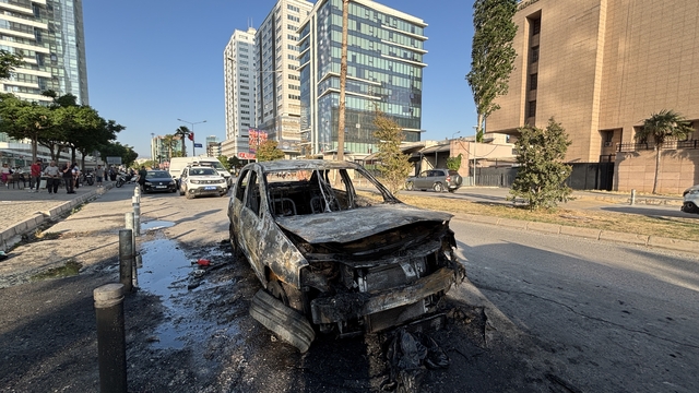 İzmir'de seyir halindeki otomobil yandı