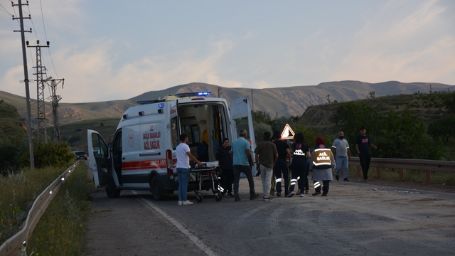 Kayseri'de yola dökülen madeni yağ nedeniyle devrilen motosikletteki 2 kişi yaralandı