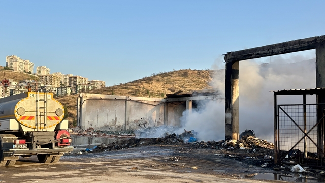İzmir'de geri dönüşüm tesisinde çıkan yangın söndürüldü