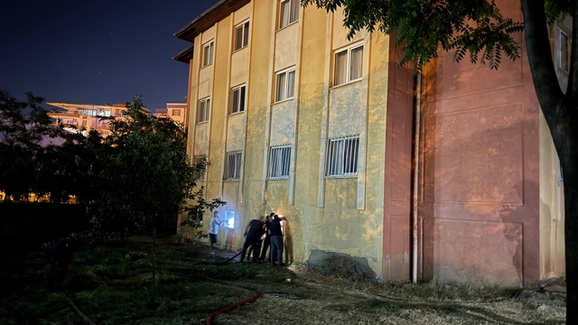 Siirt'te polis lojmanında çıkan yangında 13 kişi dumandan etkilendi