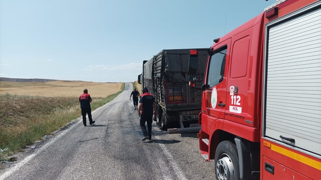 Çorum'da tırın arka lastiğinde çıkan yangın söndürüldü