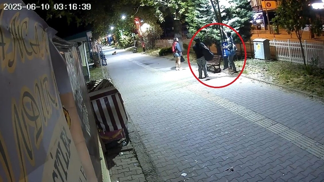 Aydınlatma direklerindeki LED ışıkları söküp, 300 bin TL'lik zarar verdi: o anlar kamerada