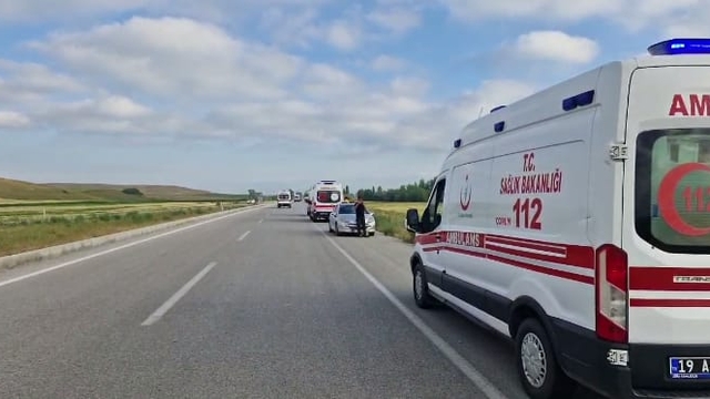 Düğünden dönenleri taşıyan minibüs şarampole devrildi: 1'i ağır, 17 yaralı