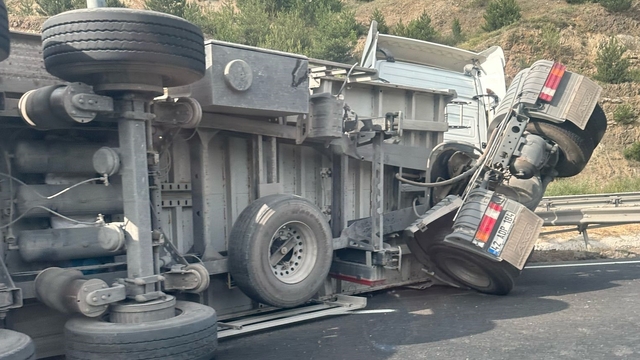 Bilecik'te devrilen tır ulaşımı aksattı