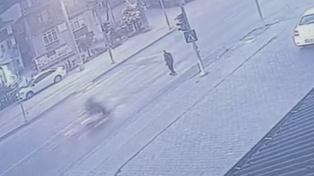 Yaya geçidinde motosiklet çarptı; kaza kamerada