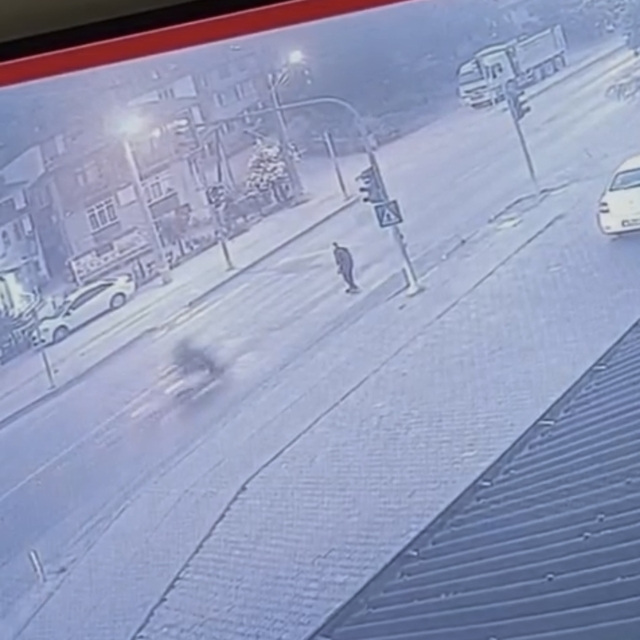 Yaya geçidinde motosiklet çarptı; kaza kamerada