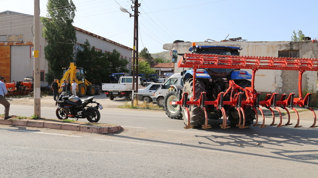 Gemerek'te traktörle motosikletin çarpıştığı kazada 1 kişi yaralandı