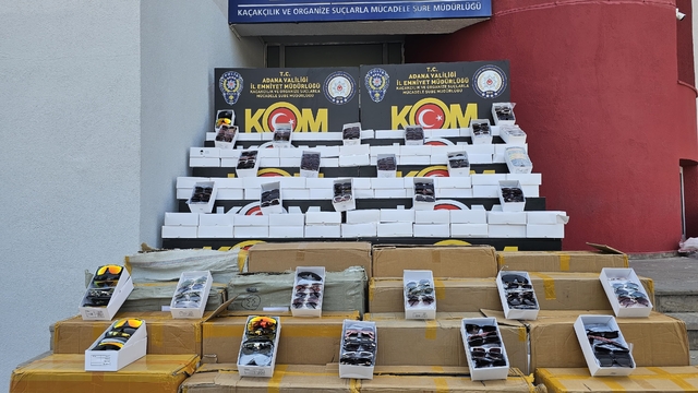 Adana'da kaçak cep telefonları ve güneş gözlükleri ele geçirildi