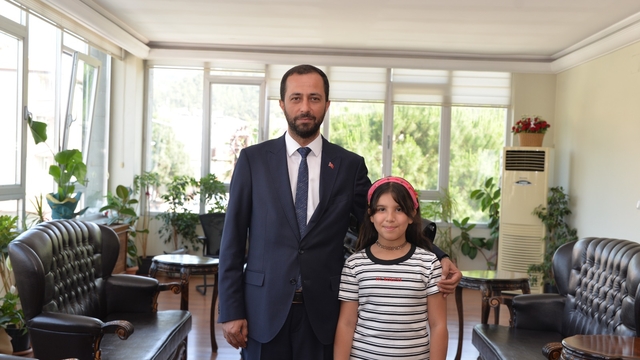 Yayladağı'nda bursluluk sınavında tam puan alan öğrenci ödüllendirildi