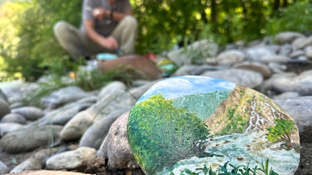 Munzur Vadisi'nden özenle topladığı taşlar, tuvali oldu