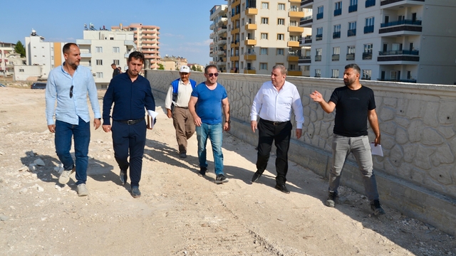 Midyat Belediye Başkanı Şahin, inşasına başlanılan sosyal tesisle ilgili incelemelerde bulundu