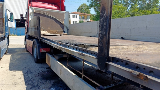 Karabük'te park halindeki 2 tırın dorsesi yandı