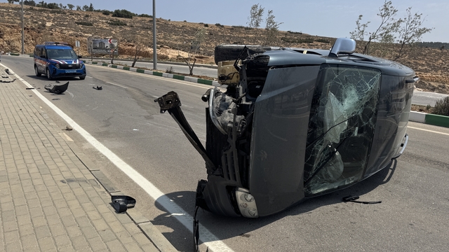 Kilis'te devrilen hafif ticari araçtaki 4 kişi yaralandı