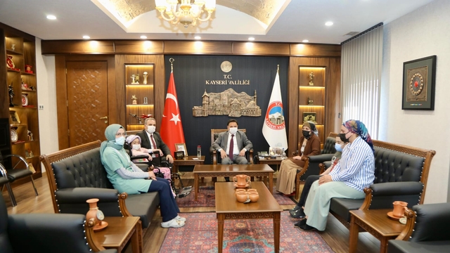 Vali Çiçek ve ERÜ Rektörü Altun, tedavi gören miniklerin isteğini yerine getirdi