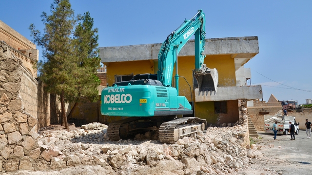 Midyat'ta kaçak ve ruhsatsız yapıların yıkımına başlanıldı
