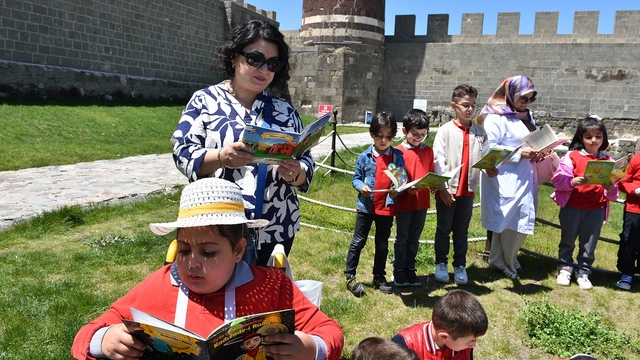 Erzurum Kalesi'nde kitap okuma etkinliği düzenlendi