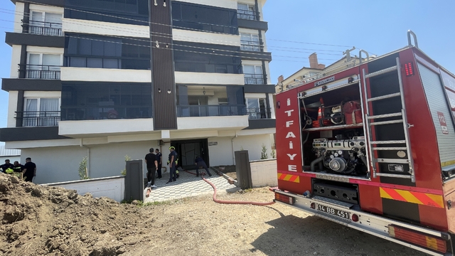 Bolu'da komşusunun evinde çıkan yangını söndüren kadın dumandan etkilendi