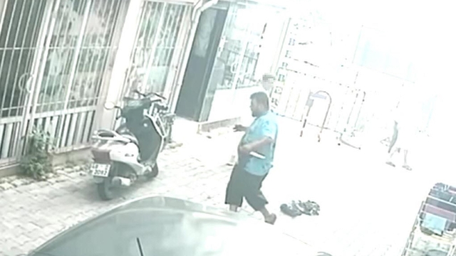 Muğla'da baba ile oğlunu öldüren şüphelinin elinde bıçakla kaçtığı anlar kamerada