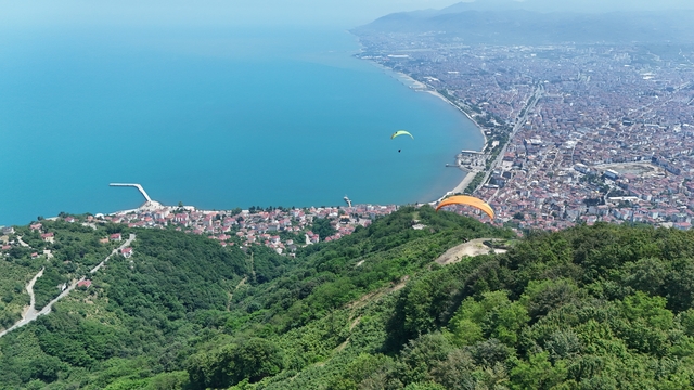 Mavi ve yeşilin buluştuğu Ordu, yamaç paraşütü tutkunlarını ağırlıyor