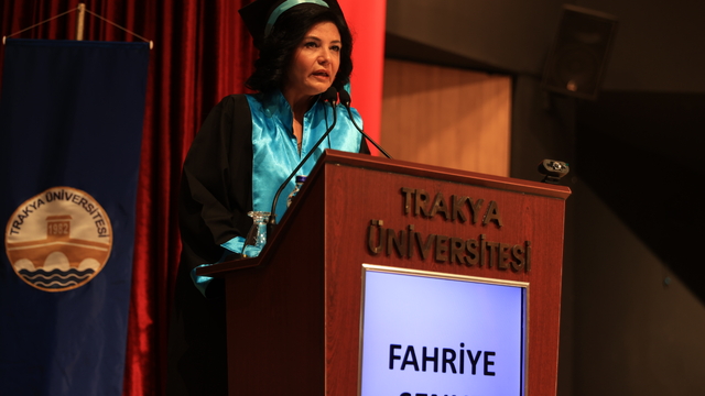 Edirne'de iki çocuk annesi dil öğrenmek için girdiği ikinci üniversitesini birincilikle bitirdi