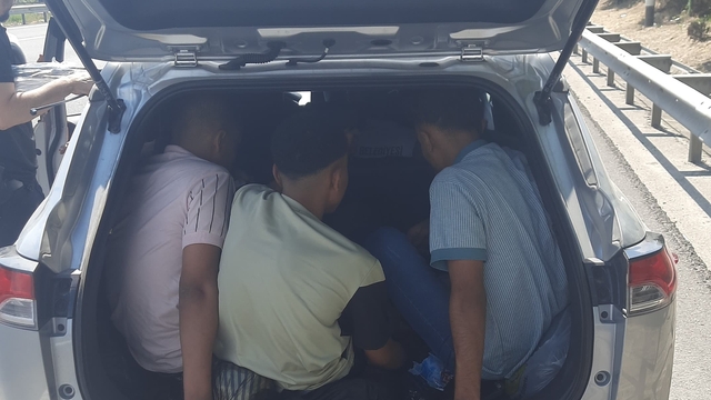 Anadolu Otoyolu'nun Sakarya kesiminde durdurulan araçta 9 düzensiz göçmen yakalandı