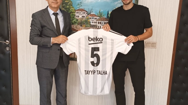 Tayyip Talha Sanuç, lise öğretmenine Beşiktaş forması hediye etti