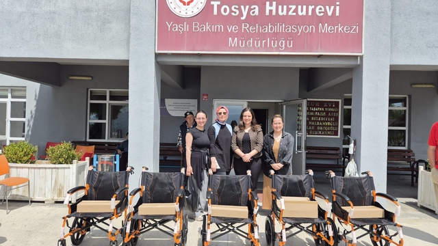 Tosya'da üniversite öğrencileri ihtiyaç sahiplerine tekerlekli sandalye bağışladı